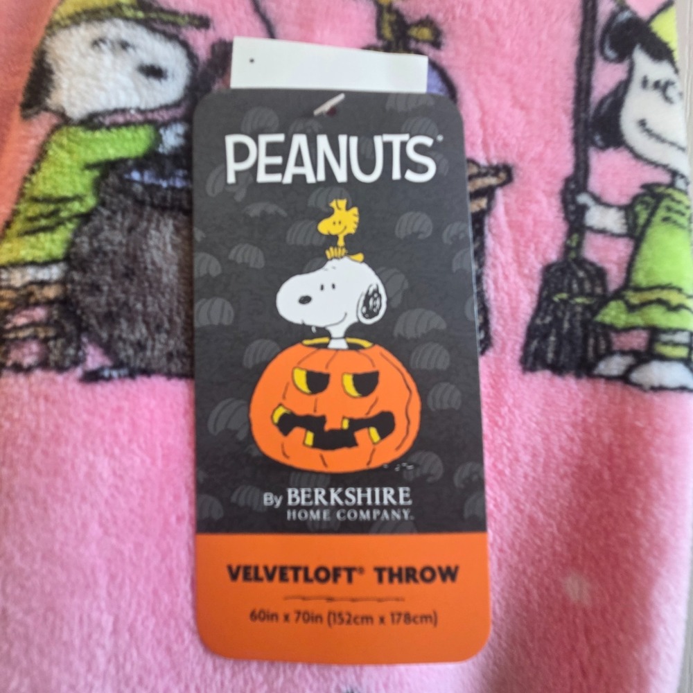 Peanuts Snoopy Halloween Throw Blanket 60x70 Pink Witch New Berkshire Plush - Picture 2 of 6